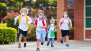 Niños corriendo con mascarilla