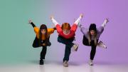 Tres jóvenes en posición de baile