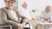 Pensiones Anciana sentada en primer plano; al fondo, otros ancianos sentados