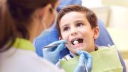 Niño abriendo la boca en el dentista