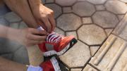 Un plano detalles de unas zapatillas de correr