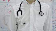 médico con estetoscopio