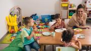 Niños desayunando en clase
