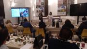 Personas en un curso catando café