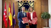 El consejero Carlos Novillo durante la firma del convenio de adhesión de Pozuelo de Alarcón al Portal del Suelo