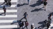 Imagen cenital de una calle con personas