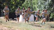 Jóvenes jugando en un campamento