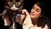 imagen de escena: una mujer manipula un títere de un gato