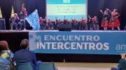 Grupo de personas mayores actuando en un escenario