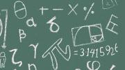 Pizarra verde con símbolos matemáticos