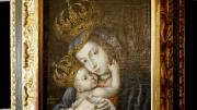 Óleo sobre lienzo representando a virgen coronada con niño enmarcados en un marco decorado