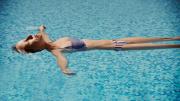 Imagen mujer flotando en el agua