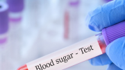 Tubo de análisis con una etiqueta que dice azúcar en sangre test