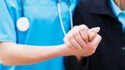 Manos unidas hombre mayor y médico