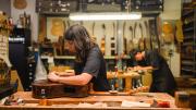 chica trabajando en un taller