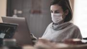 Mujer trabajando con mascarilla