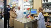 La consejera Fátima Matute durante la visita a una de las oficinas de farmacia 