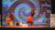 FOTOGRAFÍA EN ESCENA DEL DUO CANTANDO Y BAILANDO