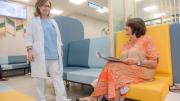 Supervisora de Oncologia acercandose a paciente en espacio Domum