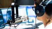 persona grabando en estudio de radio