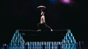 Fotografía de escena del actor haciendo equilibrios en una cuerda suspendida