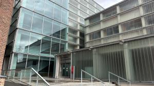 Fachada del Edificio D, sede el Registro Territorial de la Propiedad Intelectual, en el Complejo El Águila