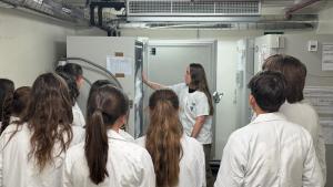Imagen de una profesional mostrando parte de las instalaciones del Hospital Universitario Ramón y Cajal