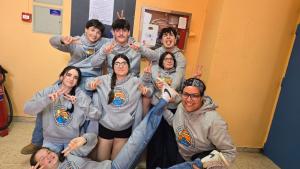 foto grupo de 8 jóvenes con la misma sudadera