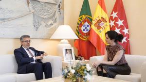 Díaz Ayuso recibe en la Real Casa de Correos al alcalde de Lisboa