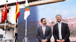 El consejero García Martín en el primer izado de la bandera oficial de Valdemoro