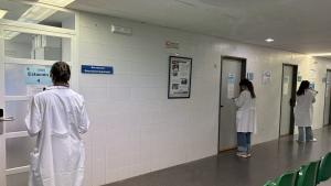 Los alumnos esperan delante de cada estación para resolver los casos propuestos