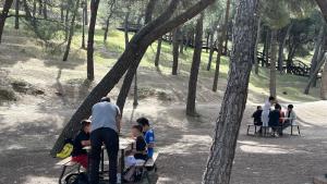 Niños realizando actividades del ámbito educativo