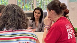 La consejera Mercedes Zarzalejo durante la visita con el equipo de mediación