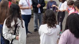 jóvenes en círculo de pie hablando en el campo en Rascafría