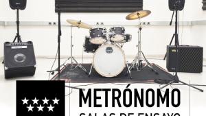 Concierto de Metrónomo fotografía de un local de ensayo, en el centro está la batería con dos amplificadores y dos altavoces a cada lado.