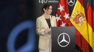 La presidenta Isabel Díaz Ayuso durante el 20º aniversario de Mercedes-Benz Group Services en Madrid