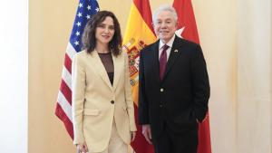 La presidenta Isabel Díaz Ayuso junto al Embajador de los Estados Unidos