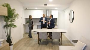 El consejero Jorge Rodrigo durante su visita a las obras de construcción de 524 nuevas viviendas de alquiler asequible
