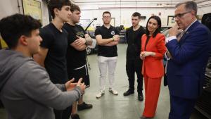 La Comunidad de Madrid logra un 75% de inserción laboral en los grados y ciclos de Formación Profesional La consejera de Educación, Ciencia y Universidades en el instituto Luis Vives de Leganés