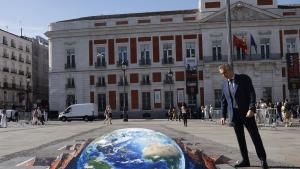 Novillo presenta la intervención artística ambiental Planeta azul ¿Planeta agua? El consejero Carlos Novillo durante la presentación de la intervención artística ambiental para concienciar sobre la escasez de agua en la tierra y la importancia de su cuidado