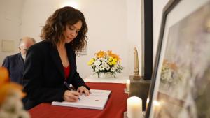 La presidenta Isabel Díaz Ayuso en la tradicional ofrenda floral a los Héroes del 2 de Mayo de 1808 en el cementerio de la Florida