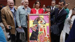 La presidenta de la Comunidad de Madrid, Isabel Díaz Ayuso, ha asegurado que el 2 de Mayo, Día de la Comunidad de Madrid, “no podía acabar sin su tradicional corrida goyesca”. “Ahora que empiezan los mejores momentos en Las Ventas, nos recuerda que vivimos en la región capital de España y que alberga la primera plaza de toros del mundo”, ha manifestado a su entrada al coso venteño. En una de las tardes más importantes de la temporada taurina, protagonizada por los diestros Uceda Leal, El Cid y Javier Cortés frente a reses de El Pilar, este festejo se enmarca en la miniferia que concluye mañana con una novillada picada. La goyesca se caracteriza por la indumentaria utilizada por los toreros, subalternos y personal auxiliar, que visten los trajes típicos inmortalizados en los cuadros del pintor de Fuendetodos, Francisco de Goya, recreando la estética taurina de principios del siglo XIX. Previamente, se ha producido el habitual desfile de carruajes desde la calle Manuel Becerra hasta el coso venteño, compuesto La presidenta Isabel Díaz Ayuso en la tradicional corrida goyesca