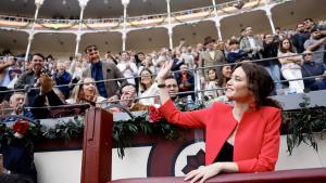 La presidenta de la Comunidad de Madrid, Isabel Díaz Ayuso, ha asegurado que el 2 de Mayo, Día de la Comunidad de Madrid, “no podía acabar sin su tradicional corrida goyesca”. “Ahora que empiezan los mejores momentos en Las Ventas, nos recuerda que vivimos en la región capital de España y que alberga la primera plaza de toros del mundo”, ha manifestado a su entrada al coso venteño. En una de las tardes más importantes de la temporada taurina, protagonizada por los diestros Uceda Leal, El Cid y Javier Cortés frente a reses de El Pilar, este festejo se enmarca en la miniferia que concluye mañana con una novillada picada. La goyesca se caracteriza por la indumentaria utilizada por los toreros, subalternos y personal auxiliar, que visten los trajes típicos inmortalizados en los cuadros del pintor de Fuendetodos, Francisco de Goya, recreando la estética taurina de principios del siglo XIX. Previamente, se ha producido el habitual desfile de carruajes desde la calle Manuel Becerra hasta el coso venteño, compuesto La presidenta Isabel Díaz Ayuso en la tradicional corrida goyesca