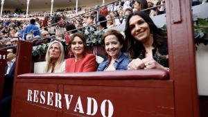 La presidenta de la Comunidad de Madrid, Isabel Díaz Ayuso, ha asegurado que el 2 de Mayo, Día de la Comunidad de Madrid, “no podía acabar sin su tradicional corrida goyesca”. “Ahora que empiezan los mejores momentos en Las Ventas, nos recuerda que vivimos en la región capital de España y que alberga la primera plaza de toros del mundo”, ha manifestado a su entrada al coso venteño. En una de las tardes más importantes de la temporada taurina, protagonizada por los diestros Uceda Leal, El Cid y Javier Cortés frente a reses de El Pilar, este festejo se enmarca en la miniferia que concluye mañana con una novillada picada. La goyesca se caracteriza por la indumentaria utilizada por los toreros, subalternos y personal auxiliar, que visten los trajes típicos inmortalizados en los cuadros del pintor de Fuendetodos, Francisco de Goya, recreando la estética taurina de principios del siglo XIX. Previamente, se ha producido el habitual desfile de carruajes desde la calle Manuel Becerra hasta el coso venteño, compuesto La presidenta Isabel Díaz Ayuso en la tradicional corrida goyesca