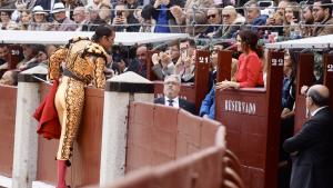 La presidenta de la Comunidad de Madrid, Isabel Díaz Ayuso, ha asegurado que el 2 de Mayo, Día de la Comunidad de Madrid, “no podía acabar sin su tradicional corrida goyesca”. “Ahora que empiezan los mejores momentos en Las Ventas, nos recuerda que vivimos en la región capital de España y que alberga la primera plaza de toros del mundo”, ha manifestado a su entrada al coso venteño. En una de las tardes más importantes de la temporada taurina, protagonizada por los diestros Uceda Leal, El Cid y Javier Cortés frente a reses de El Pilar, este festejo se enmarca en la miniferia que concluye mañana con una novillada picada. La goyesca se caracteriza por la indumentaria utilizada por los toreros, subalternos y personal auxiliar, que visten los trajes típicos inmortalizados en los cuadros del pintor de Fuendetodos, Francisco de Goya, recreando la estética taurina de principios del siglo XIX. Previamente, se ha producido el habitual desfile de carruajes desde la calle Manuel Becerra hasta el coso venteño, compuesto La presidenta Isabel Díaz Ayuso en la tradicional corrida goyesca