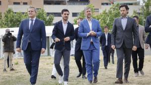 Los consejeros Miguel Ángel García Martín y Jorge Rodrigo durante la visita a una parcela en Torrejón de Ardoz 