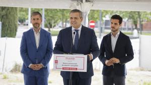 Los consejeros Miguel Ángel García Martín y Jorge Rodrigo durante la visita a una parcela en Torrejón de Ardoz 