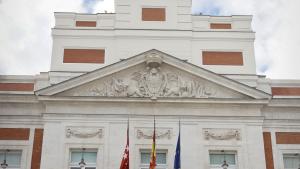 La bandera de Europa colgando de la fachada principal de la Real Casa de Correos