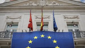 La bandera de Europa colgando de la fachada principal de la Real Casa de Correos