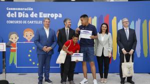La Comunidad de Madrid conmemora el Día de Europa con la 22º edición del concurso escolar de carteles sobre la historia y los valores de la Unión Europea Los consejeros García Martín y Zarzalejo en la 22ª edición del tradicional concurso de carteles sobre la historia y los valores de la Unión Europea
